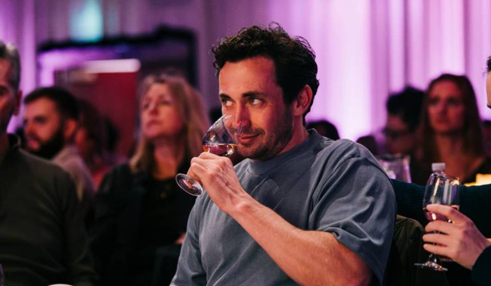 “Sem regras ou termos difíceis”: fenômeno internacional criado por comediante australiano combina show de stand up comedy e degustação de vinhos em Curitiba