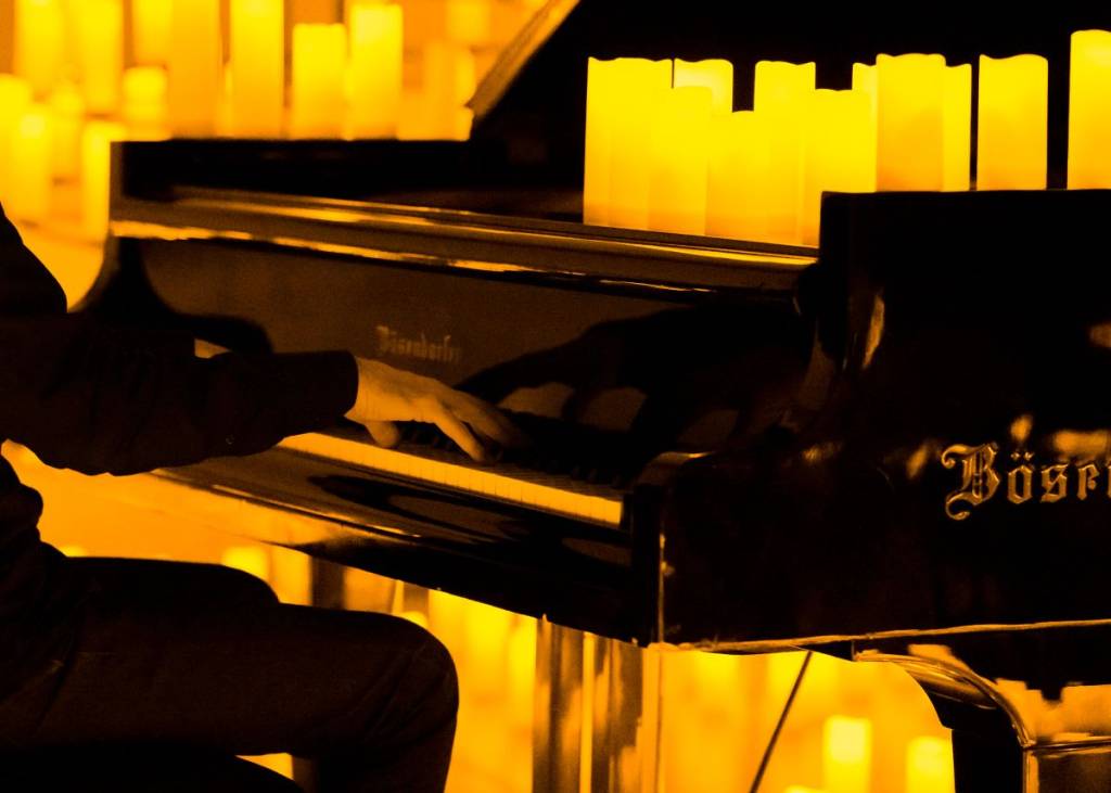 Pianist spielt bei einem Candlelight-Konzert