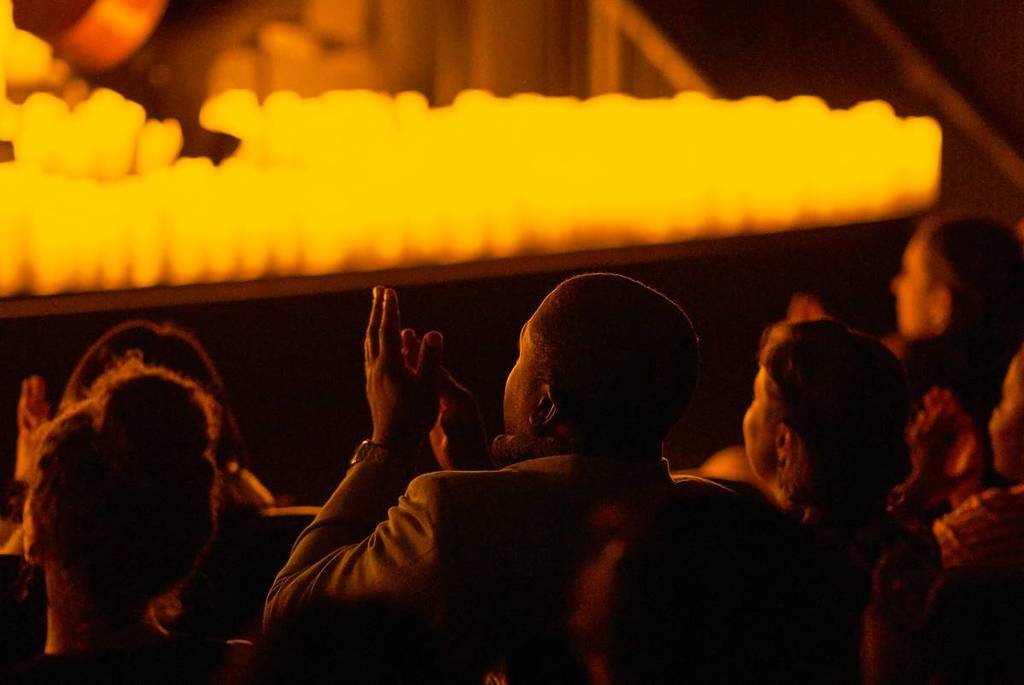 Photo du public applaudissant lors d'un concert Candlelight
