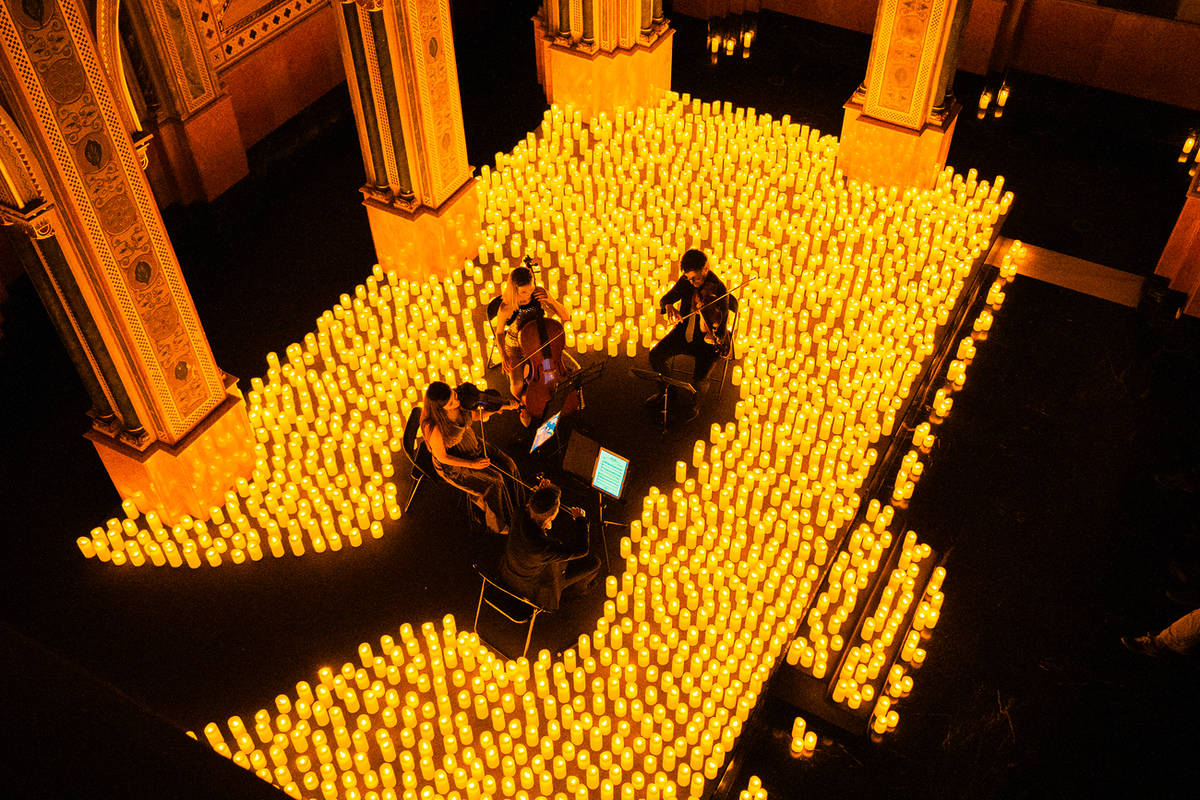 Cuarteto de cuerda entre velas desde arriba