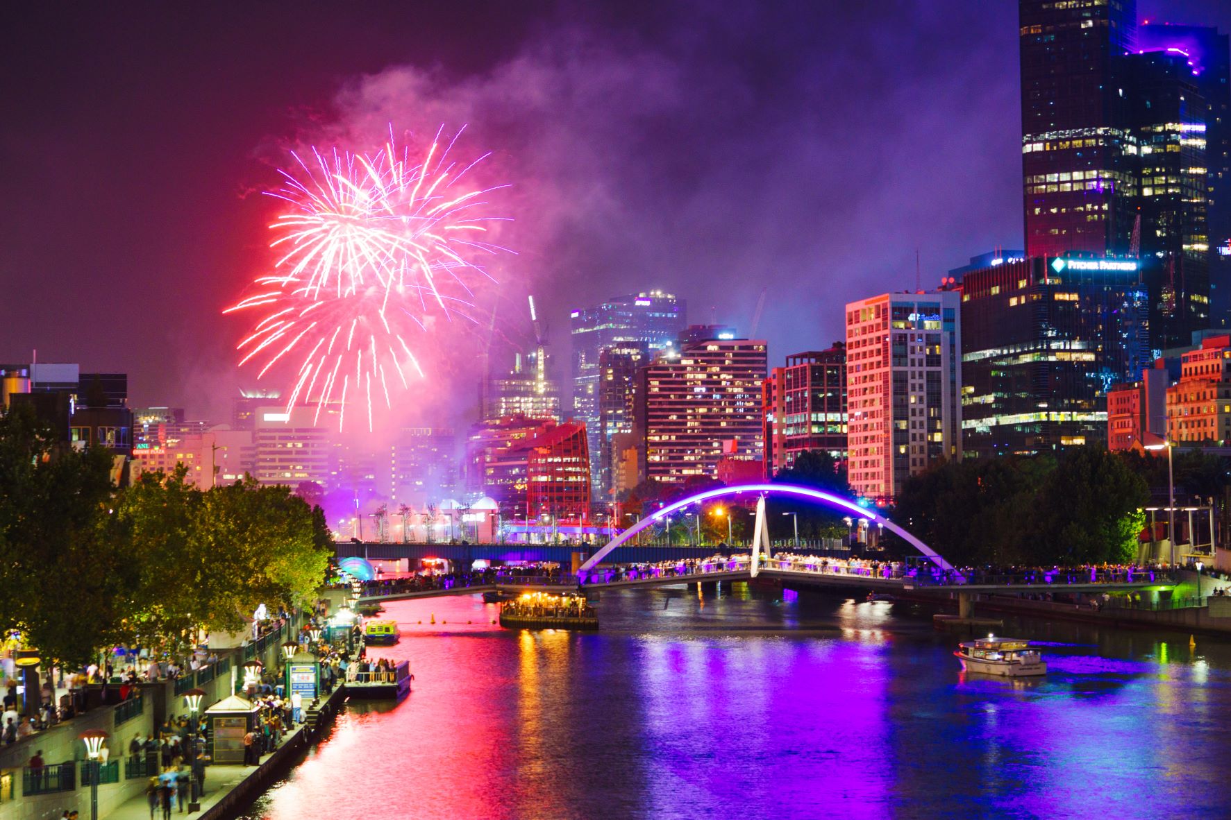 the-best-places-to-see-the-melbourne-fireworks-on-nye