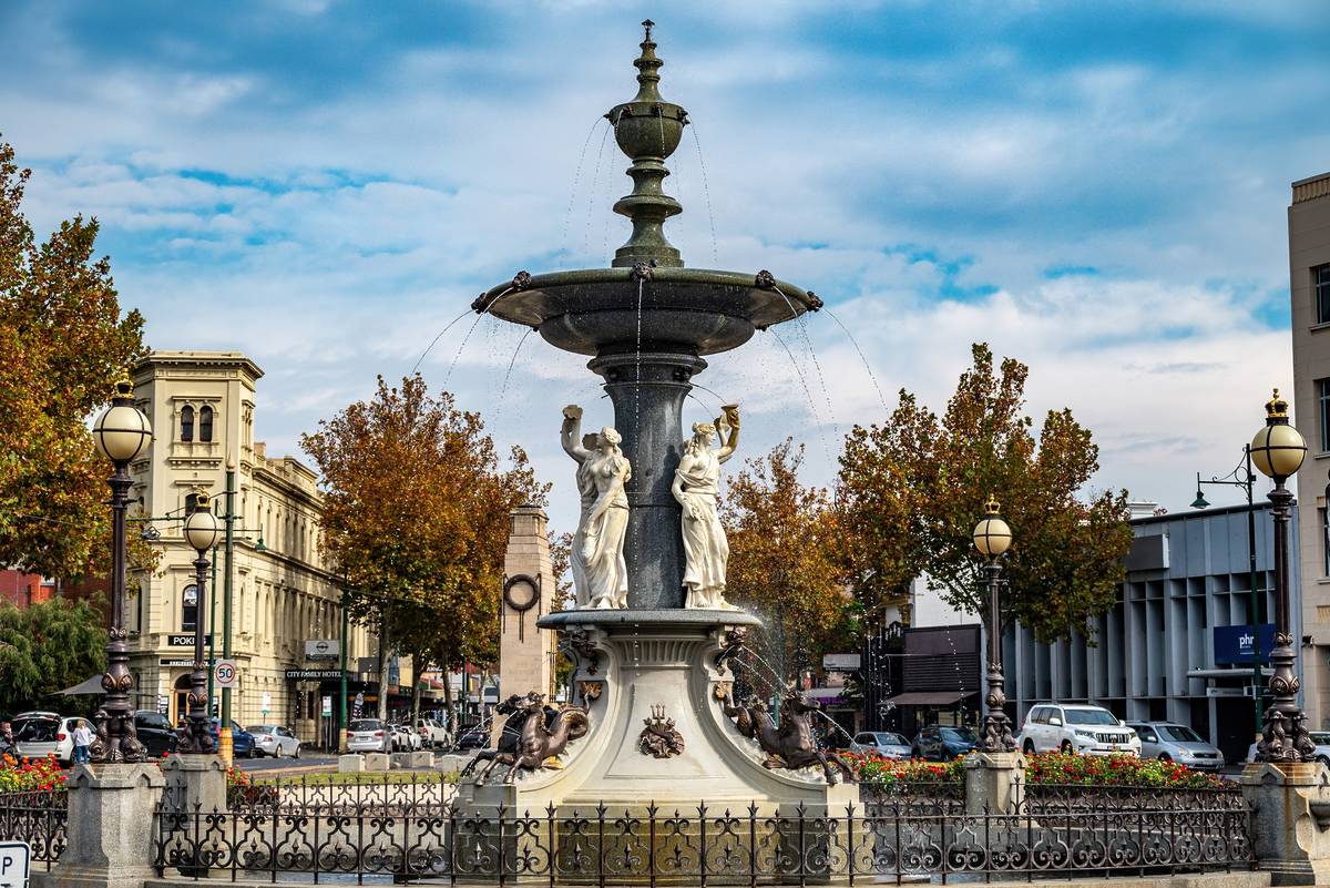 Bendigo’s iconic fountain in the city center, surrounded by autumn trees and historic buildings