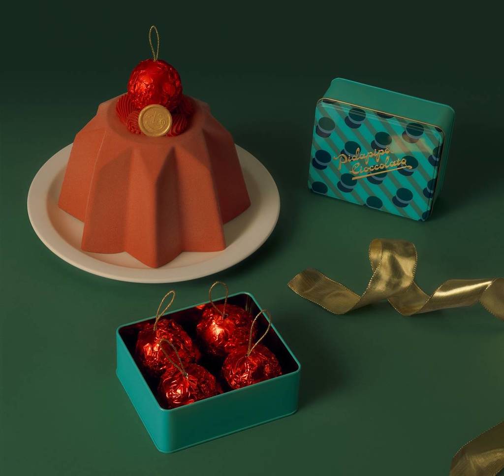 a gelato cake and chocolate baubles from Pidapipo