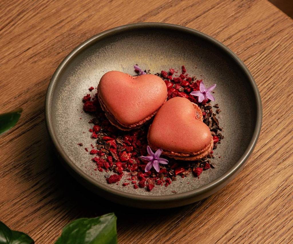 heart shaped macarons