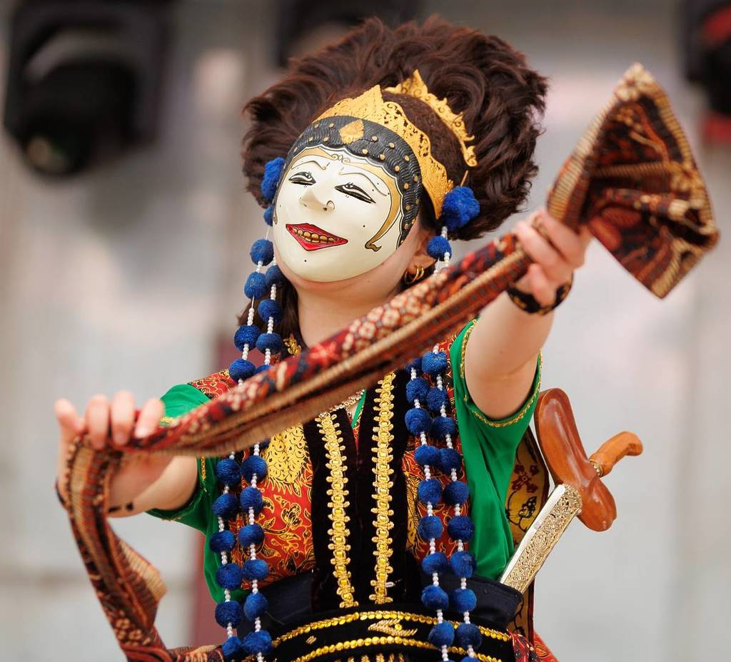 masked performer at Nongkrong
