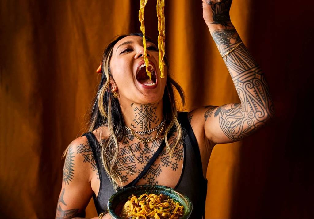Nat thaipun eating noodles