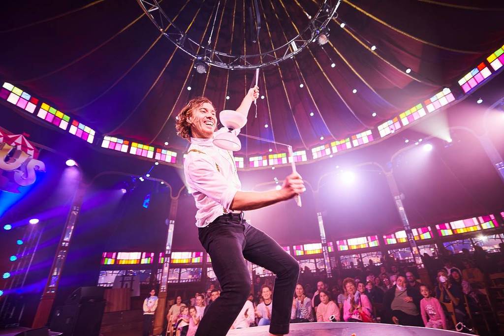 circus performer at Spiegel Haus