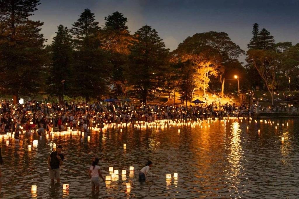 lanterns floating in the water in melbourne