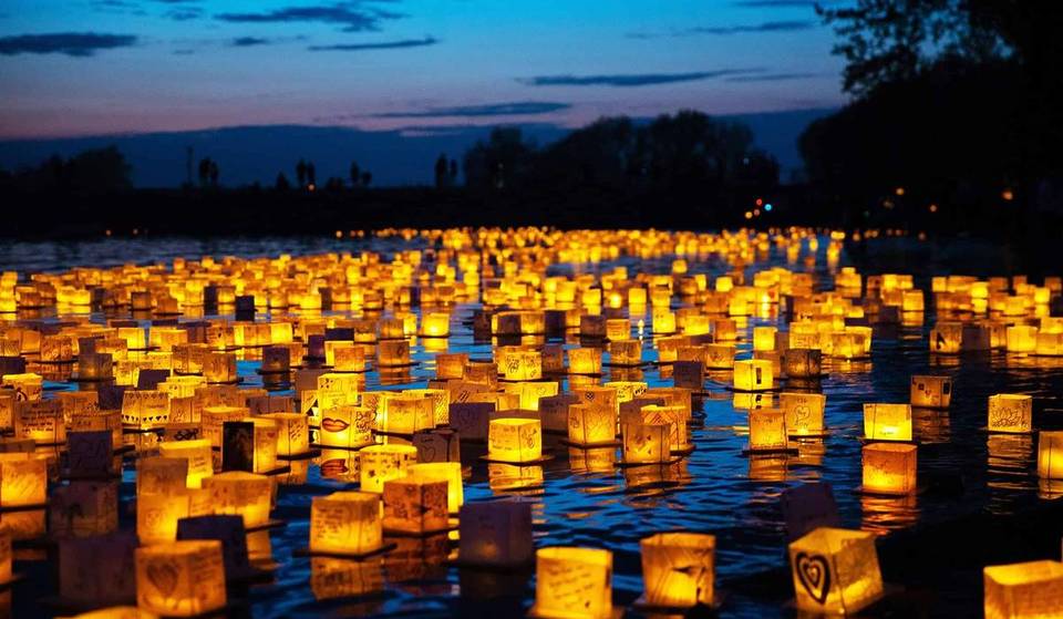 The Global Phenomenon ‘Water Lantern Festival’ Returns To Melbourne This Weekend — Expect A Sea of Floating Lights