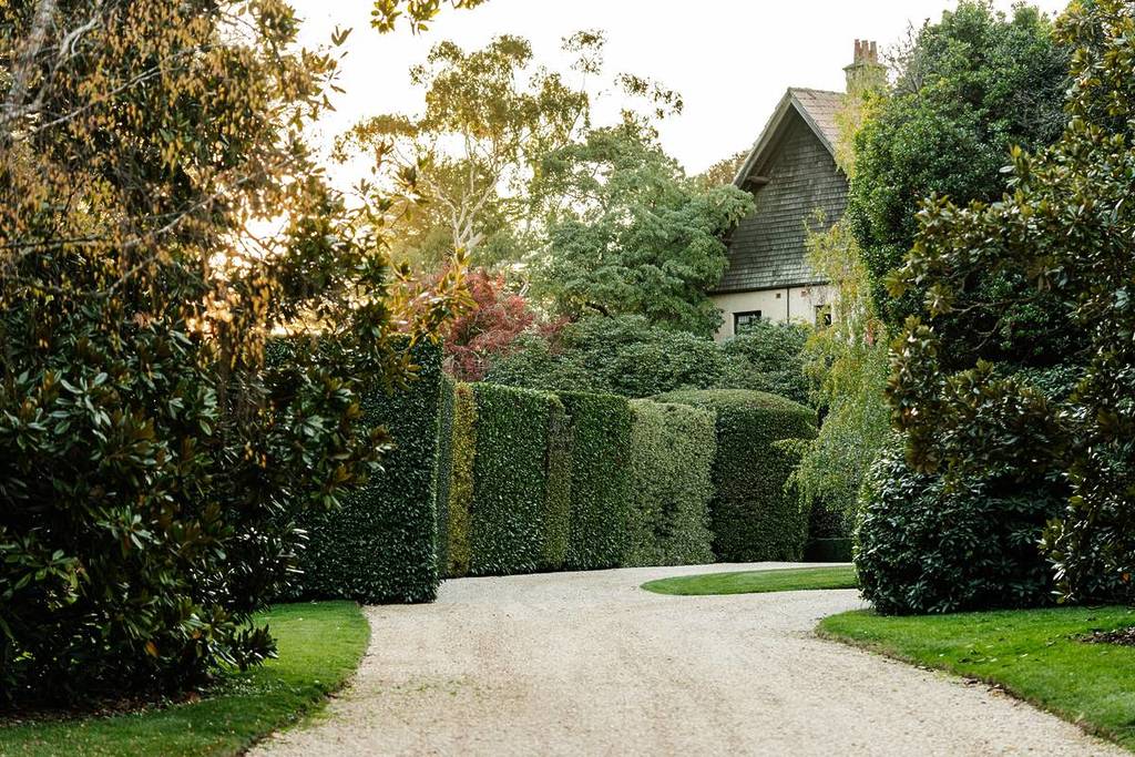 wide path and hedges leading to the house at Wombat Park Estate