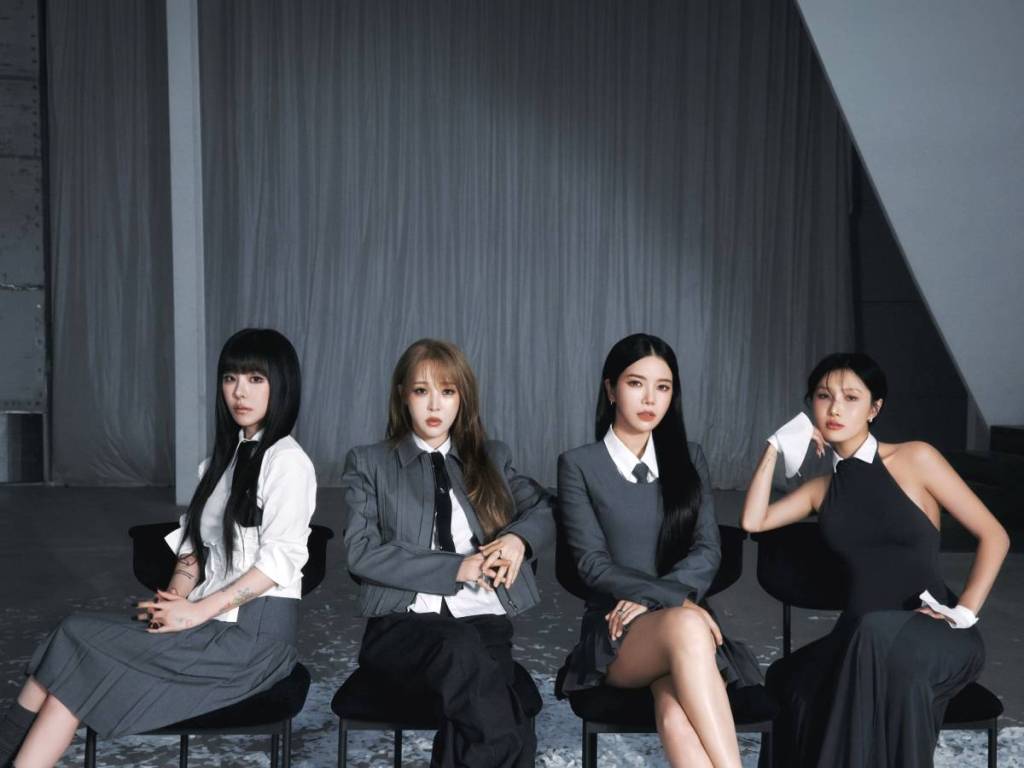 four members of Mamamoo sitting down