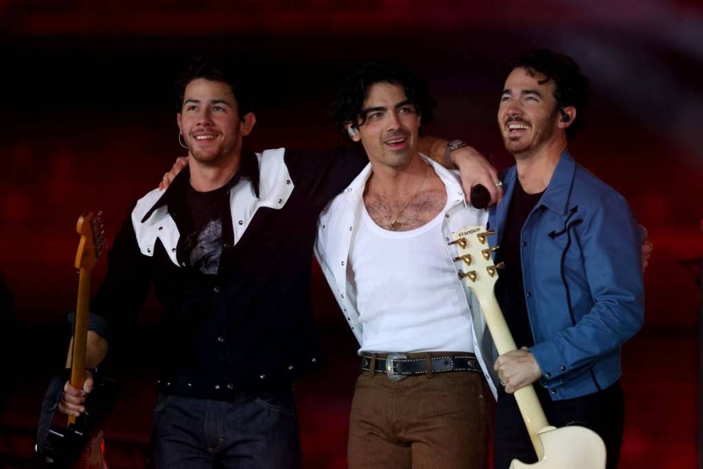 jonas brothers performing live at stadium halftime show