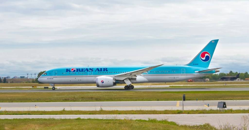 A Korean Air boeing 787-900 ready for take off