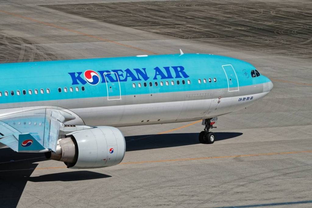 close up of the front half of a Korean Air plane, viewed from the side