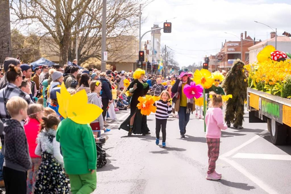 people on the street for Kyneton Daffodil & Arts Festival