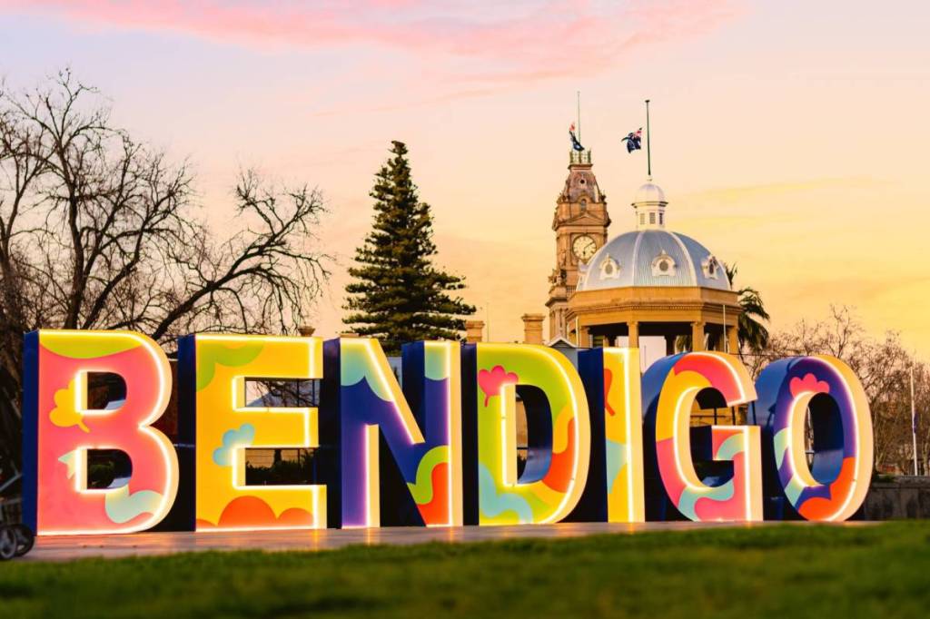a big colourful sign that says Bendigo at sunset