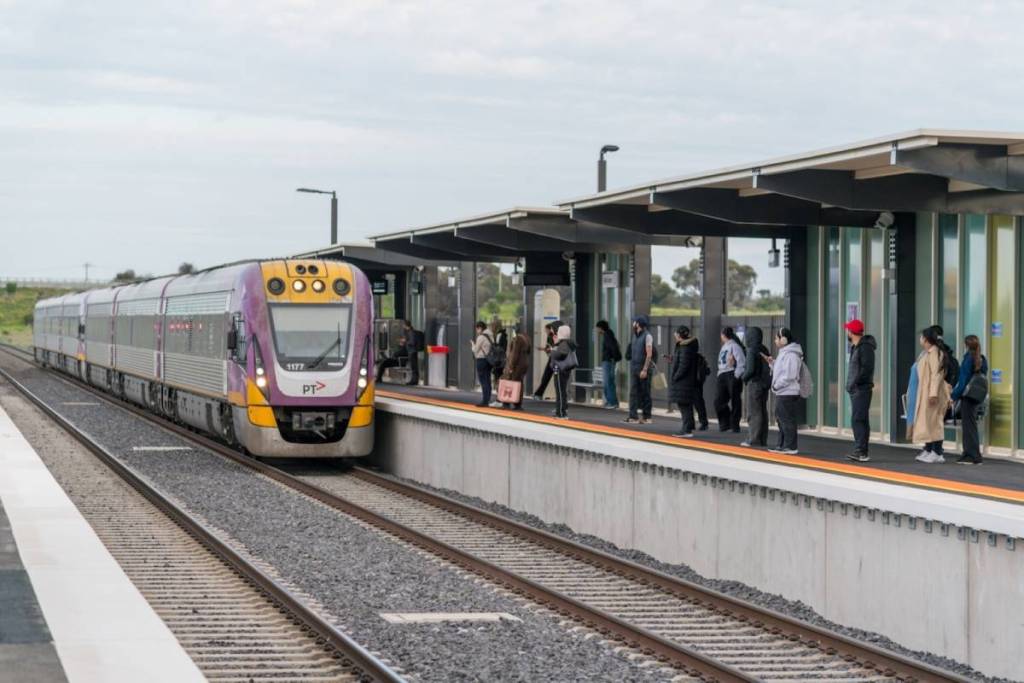 v/Line arriving on platform in West Tarneit Station, with passengers waiting to board
