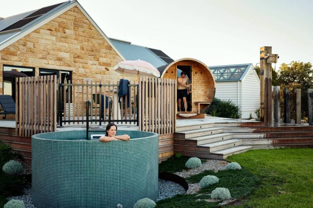 two people in the outdoor contrast space at Lon Retreat and Spa, with a plunge pool and a sauna