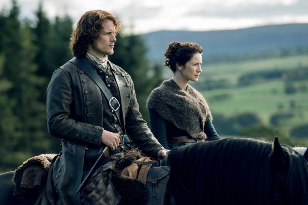Jamie and Claire on horses in the show Outlander