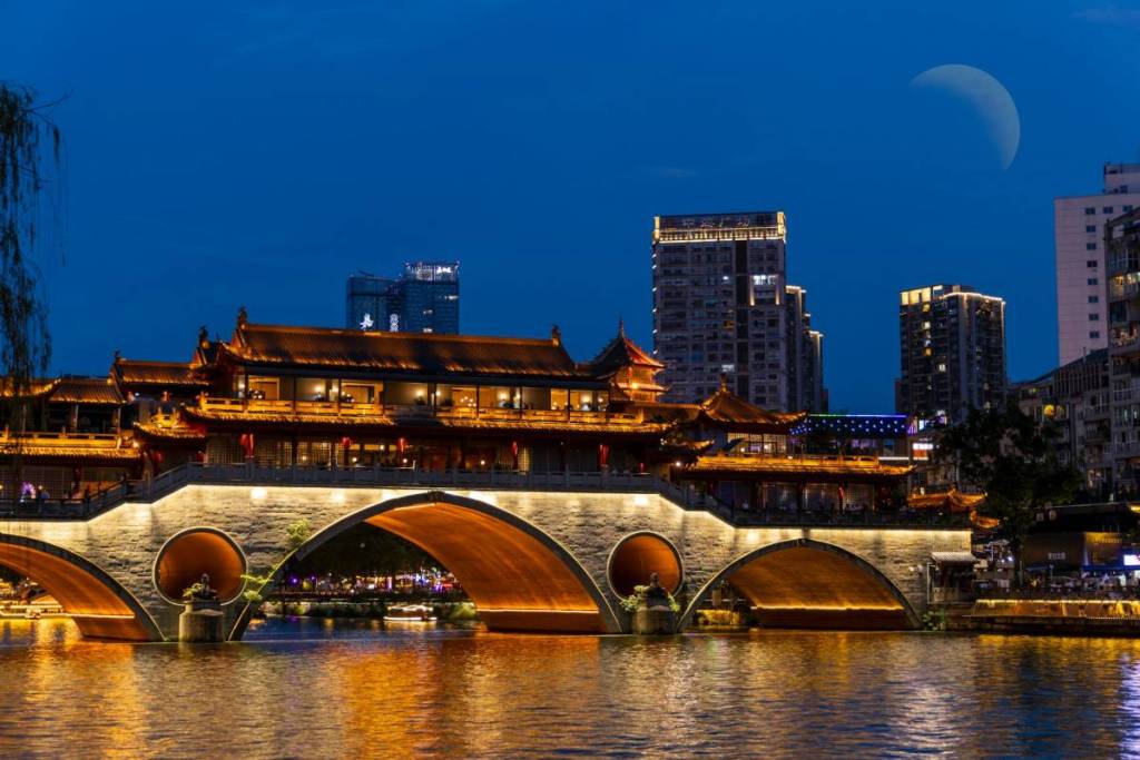Anshun Bridge in Chengdu at night