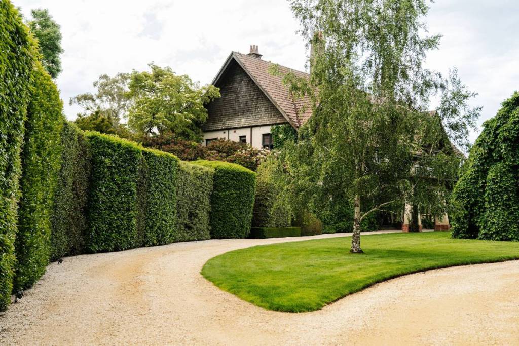 view of the house and hedges at Wombat Park Estate