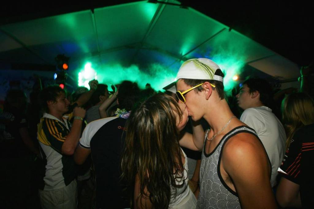 couple kissing in Melbourne, the most sexually liberal city in Australia