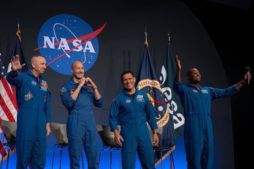 Los miembros de la tripulación de Artemis III: el astronauta de la NASA Randy Bresnik, comandante; el astronauta de la ESA (Agencia Espacial Europea) Luca Parmitano, piloto; y los astronautas de la NASA Frank Rubio y Andre Douglas, ambos especialistas de misión, aparecen en la foto tomada durante el acto de presentación de la tripulación de Artemis III, el martes 9 de junio de 2026, en el Centro Espacial Johnson de la NASA en Houston, Texas. Crédito de la foto: (NASA/John Kraus)