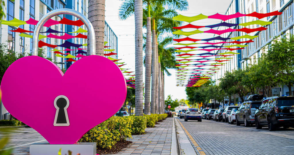 Instalação de arte de verão do CityPlace Doral “Summer Lovin’”
