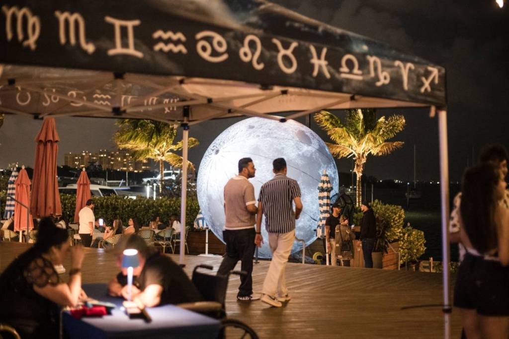 Fiesta de la luna llena en Regatta Grove