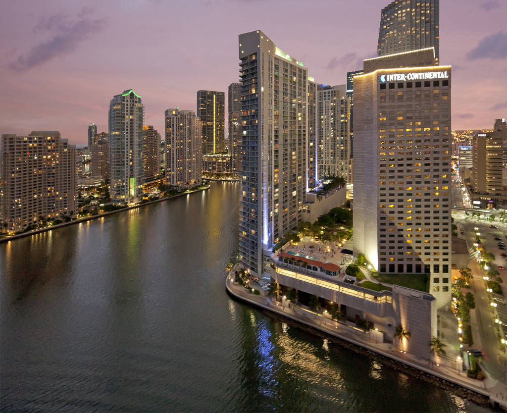 Exterior del InterContinental Miami por la noche