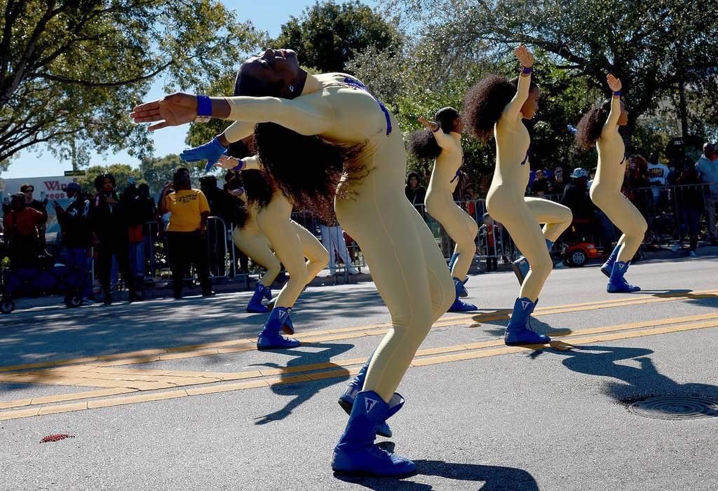MIAMI, FLORIDA – 16. JANUAR: Tänzer der Miami Northwestern Senior High School nehmen an der Dr. Martin Luther King Jr. Day Parade teil, die am 16. Januar 2023 in Miami, Florida, durch die Straßen des Stadtteils Liberty City zieht. Die jährliche Veranstaltung ehrt den verstorbenen Bürgerrechtsführer.