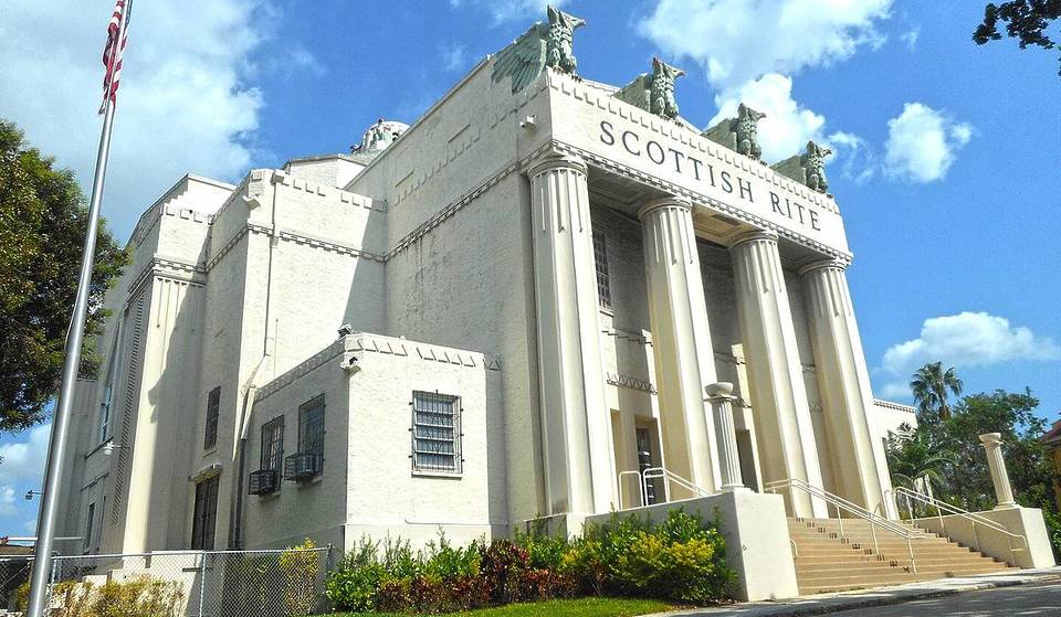 Ce joyau d&rsquo;architecture néo-égyptienne à Miami était autrefois un centre de planification de la Seconde Guerre mondiale – et il accueille aujourd&rsquo;hui une musique live enchanteresse.