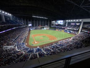 Os Marlins vencem os Yankees pela primeira vez na história &#8211; com um recorde de 100.000 torcedores para testemunhar o fato