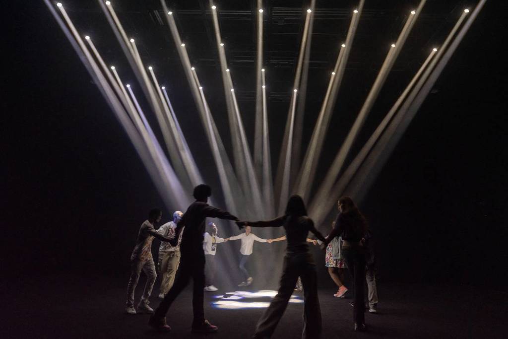 Exposição de luzes “Alone Together” dentro do Superblue Miami