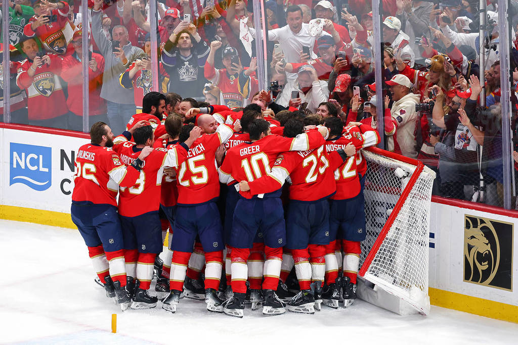 SUNRISE, FLORIDA - 17. JUNI: Die Florida Panthers feiern nach dem Sieg gegen die Edmonton Oilers und dem Gewinn des Stanley Cups im sechsten Spiel des Stanley Cup Finales 2025 in der Amerant Bank Arena am 17. Juni 2025 in Sunrise, Florida.