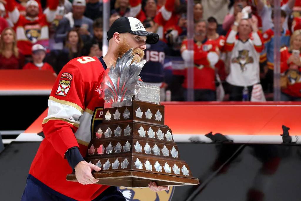 Image shows Sam Bennett winning the Conn Smythe awards during the Stanley Cup victory of the Panthers