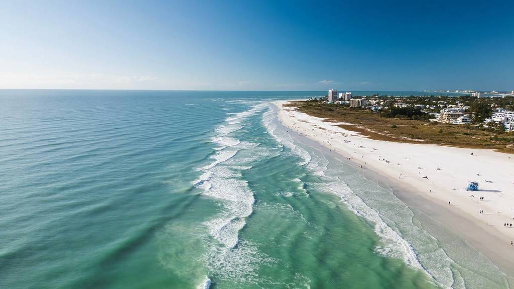Vista de voo de drone sobre a praia em Siesta Key, Flórida. Linda praia de Siesta Key em um dia ensolarado. Água turquesa transparente e mar azul na praia de Siesta Key.