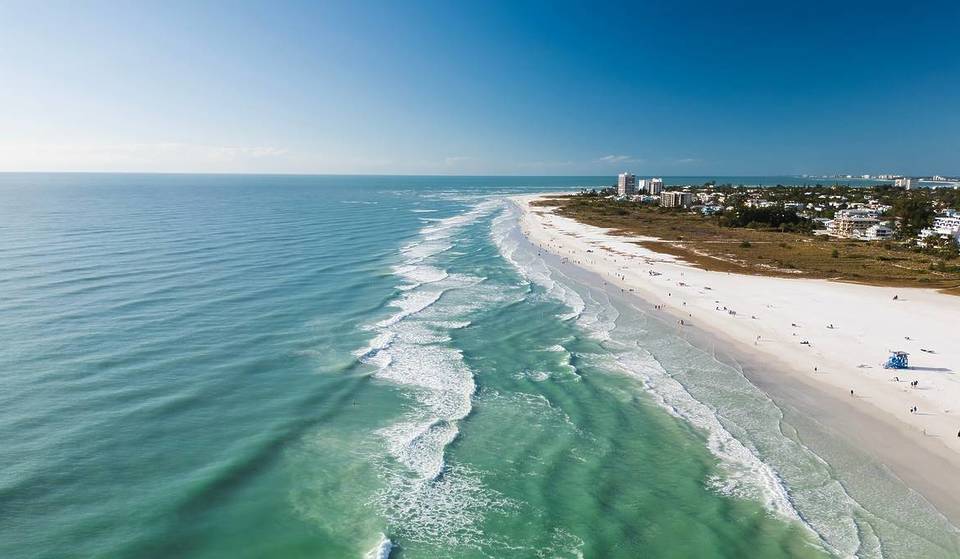 Esta playa de Florida, a menos de 4 horas de Miami, ha sido nombrada una de las mejores del mundo, y es famosa por su arena blanca y pulverulenta.