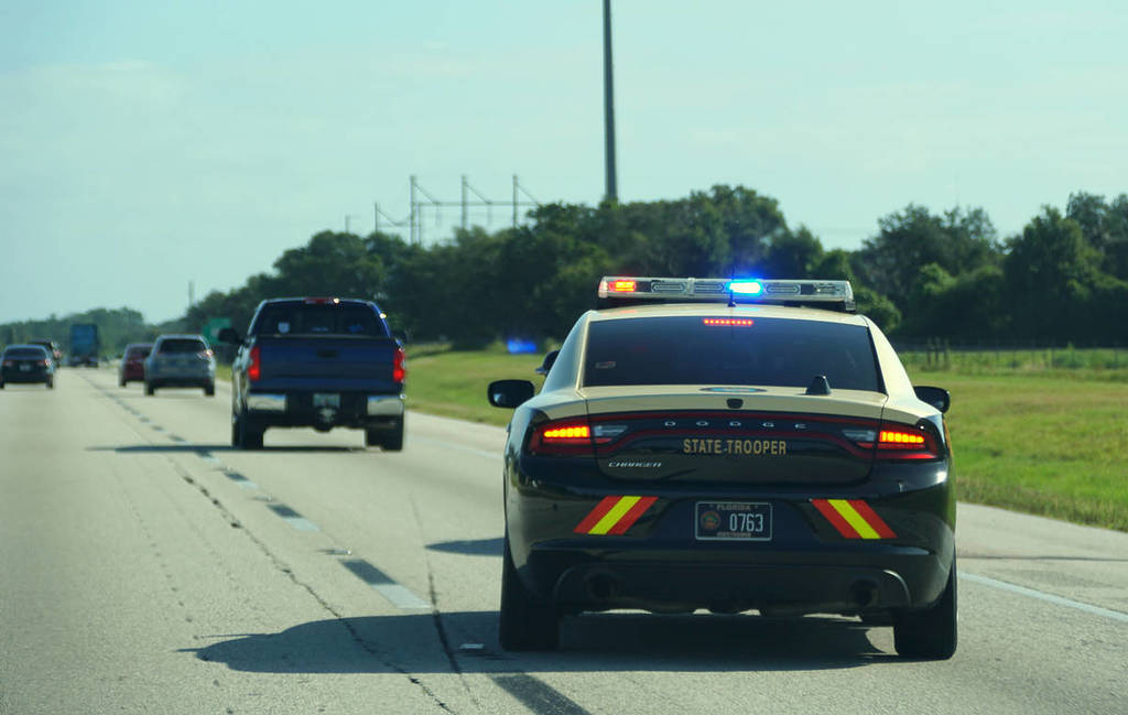 Un policía estatal perseguía a un conductor que circulaba a gran velocidad por la autopista
