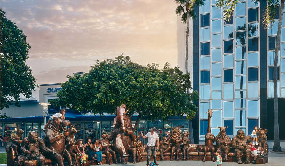 Sente-se ao lado de 12 dos animais mais ameaçados de extinção do mundo nesta escultura de 12 metros de comprimento em Miami Beach