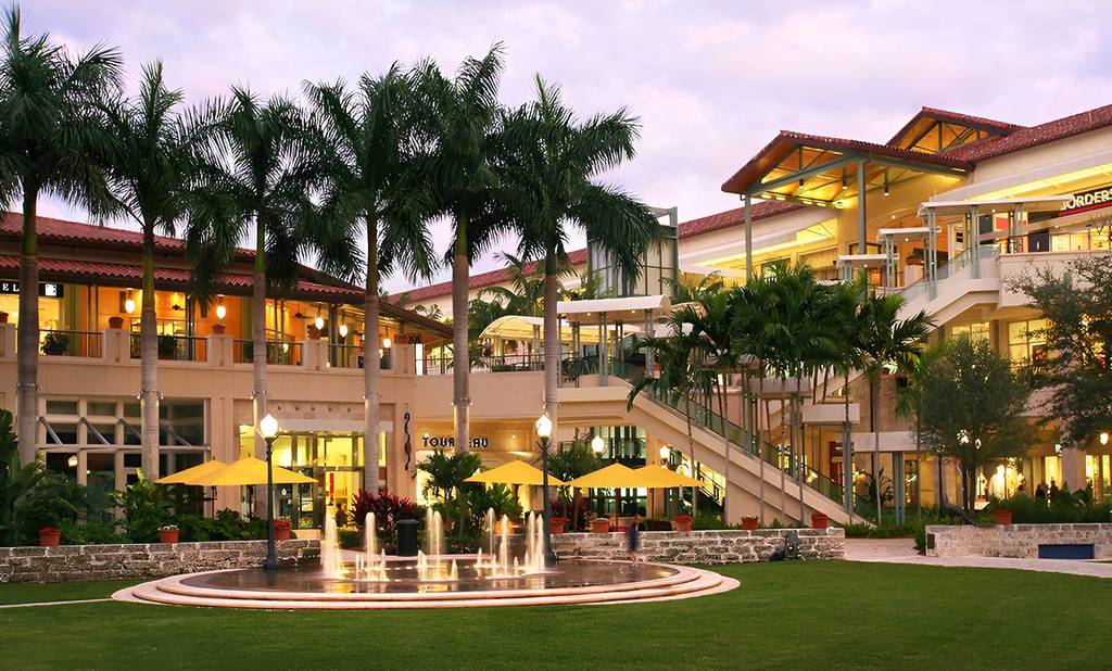 O edifício do gran Mrc. C. Coconut Grove cercado por palmeiras.