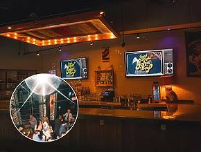 Este deslumbrante clube de discoteca a mais de uma hora de Miami leva você a uma viagem nostálgica de volta aos anos 70