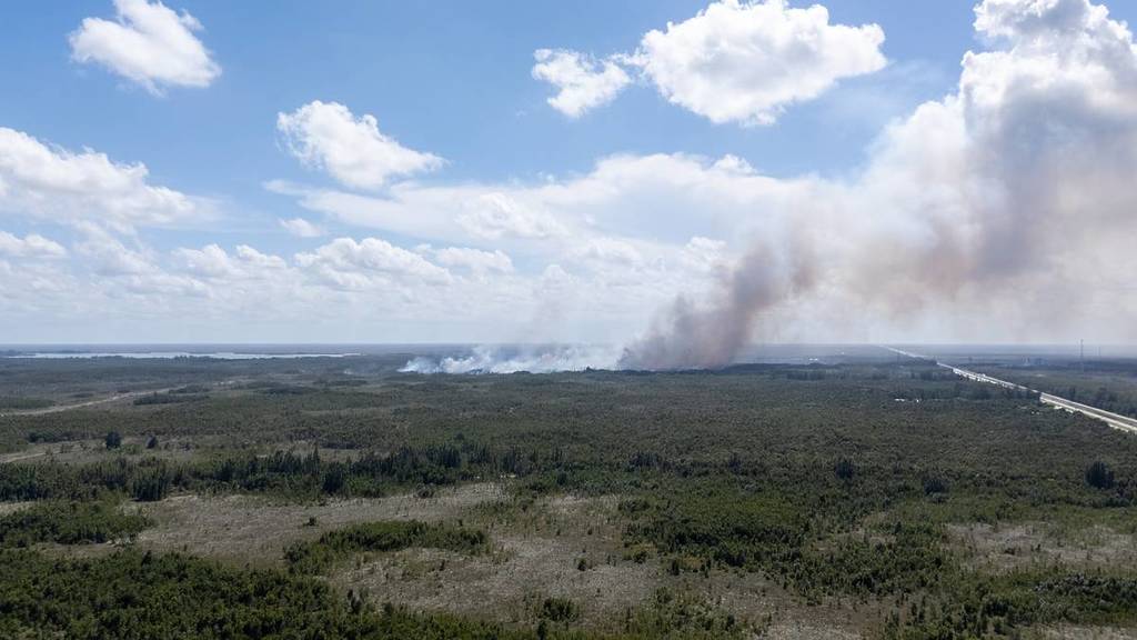 Vue aérienne des Everglades en feu à Miami