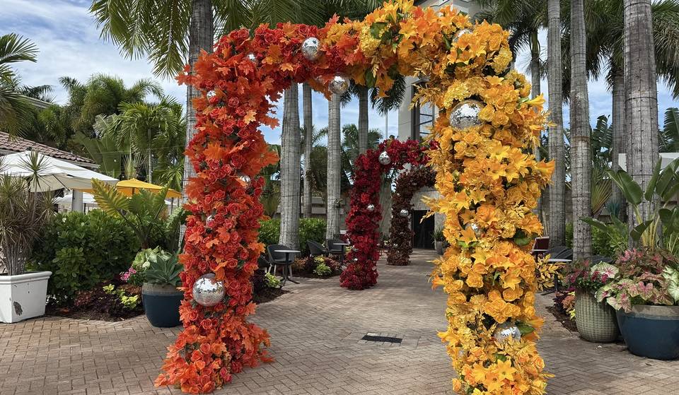 Cette installation automnale digne d&rsquo;Insta vient d&rsquo;ouvrir à Pembroke Pines, avec des feuilles colorées et des boules disco scintillantes.