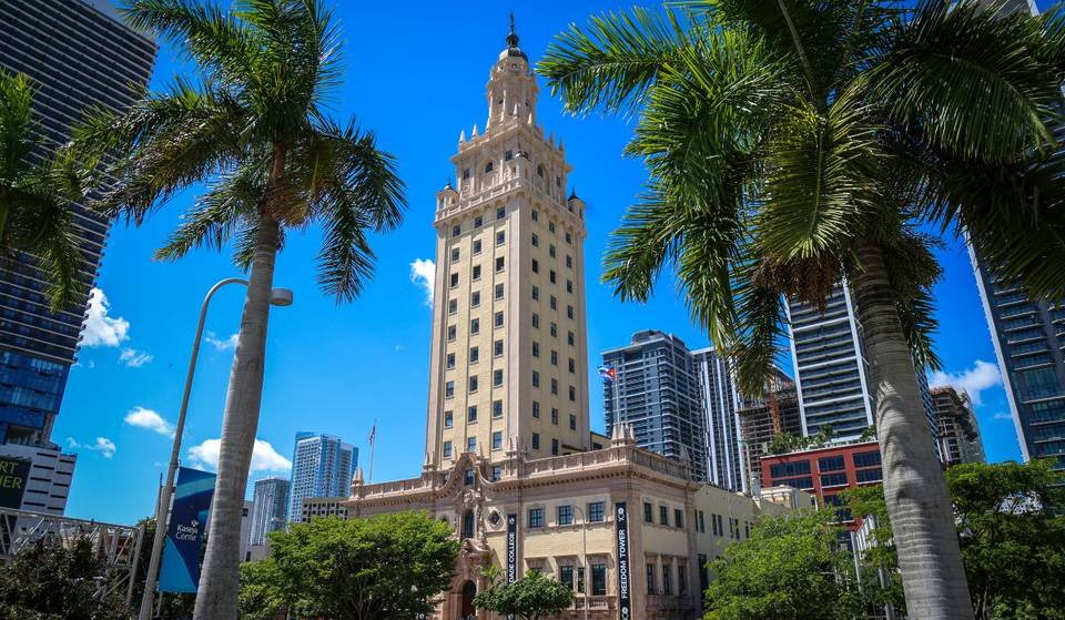 Miamis ikonischer, hundertjähriger Freedom Tower präsentiert diese Woche eine neue Ausstellung abstrakter Kunst