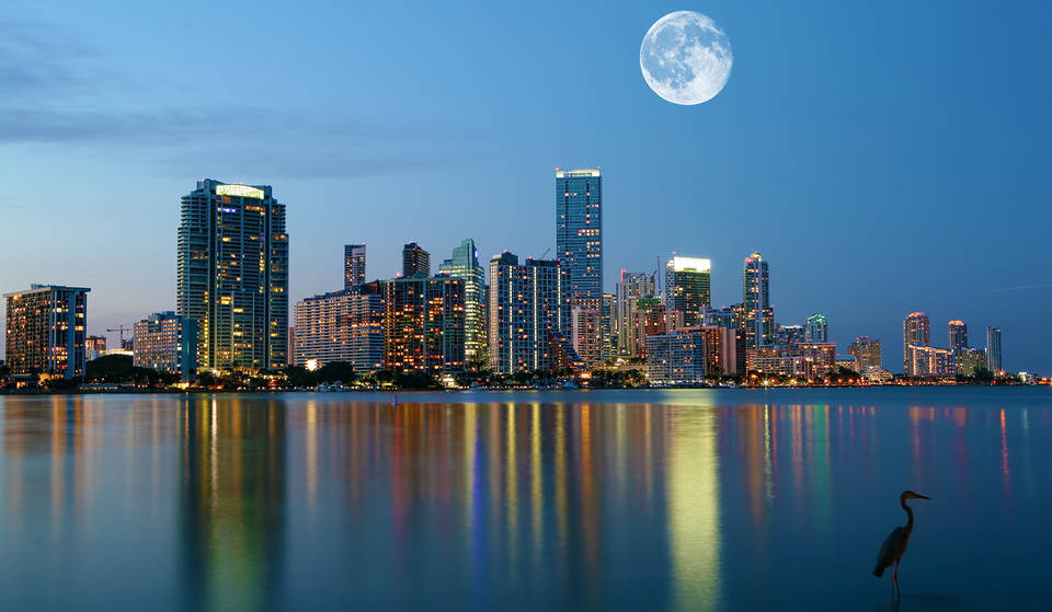 Os céus de Miami darão as boas-vindas a um fenômeno lunar muito aguardado hoje à noite: A primeira superlua de 2025