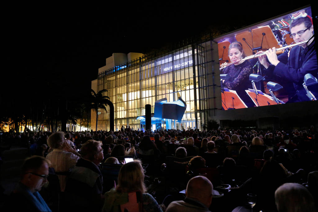Die New World Symphony feiert die Wallcast SoundScape Park-Konzerte, eine 7.000 Quadratmeter große Projektion auf dem New World Center-Gebäude.
