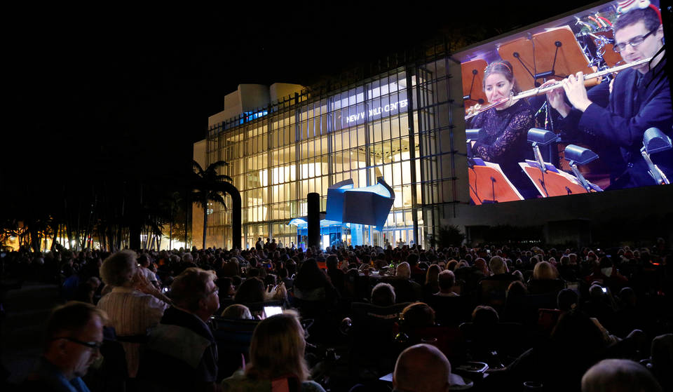 Die beliebte Freiluftkino-Reihe in Miami Beach kehrt zurück &#8211; hier ist das komplette Programm mit kostenlosen Filmen auf der 7.000 Quadratmeter großen Projektionsfläche