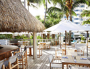 2 de los mejores restaurantes ocultos del país están en el sur de Florida: uno es un lugar junto a la playa con un increíble bar de crudos y el otro un pub histórico