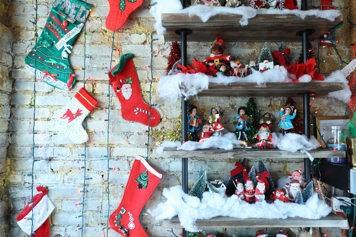 Miracle bar interior decor